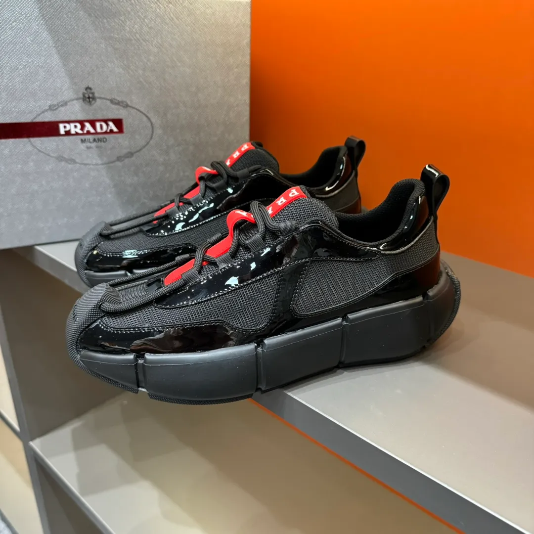 P460 PRADA/Prada men's lace-up leather casual sports shoes, the upper is made of cowhide leather and breathable mesh. It is soft, comfortable and breathable. The tongue is decorated with the PRADA brand letter logo. The thick rubber sole echoes the red label tongue. The style is fashionable and elegant. The details are carefully crafted. A casual sports shoe with a super western style and excellent breathability! Code number 38-45 (45 customized)